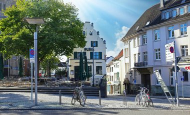 Monchengladbach (Alter Markt), Almanya - 30 Eylül. 2024: Eski St. Vith Bolten bira fabrikası olan eski pazar yerinde