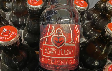 Viersen, Almanya - 9 Haziran. 2024: Astra Rotlicht bira şişesi etiketi Hamburg 'dan Alman mağazasındaki sandıkta (merkeze odaklan)