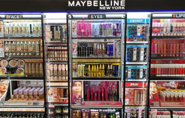 Viersen, Almanya - 9 Haziran. 2024: Almanya 'da kozmetik ürünleri Maybelline ile süpermarket rafı (merkez odaklı))