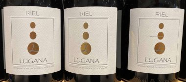 Viersen, Almanya - 9 Haziran. 2024: Alman dükkanında İtalyan Riel Lugana marka kırmızı şarap şişelerinin kapanışı (merkeze odaklan)