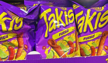 Viersen, Almanya - 5 Kasım. 2024: Paketlerin yakınlaştırılması: Alman mağazasının rafında takis Fuego limon biber cipsi ruloları (merkeze odaklan)