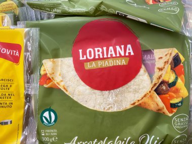 Viersen, Almanya - 5 Kasım. 2024: Alman mağazasının rafında İtalyan Loriana la Piadina yassı ekmeğinin kapanışı (merkeze odaklan)