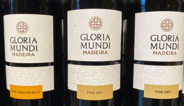 Viersen, Almanya - 5 Kasım. 2024: Almanya 'daki mağaza rafında Gloria Mundi Madeira şarabının yakınlaştırılması (merkeze odaklan)