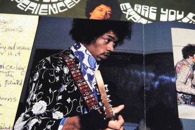 Viersen, Almanya - 9 Temmuz. 2024: Şarkıcı Jimi Hendrix 'in portresi ile birlikte Vinil albüm kapağı detaylarını tecrübe ettiniz mi (merkeze odaklanın)