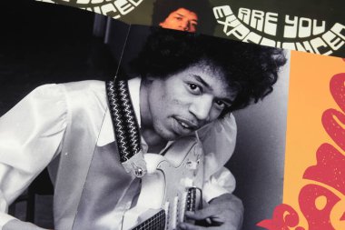 Viersen, Almanya - 9 Temmuz. 2024: Şarkıcı Jimi Hendrix 'in portresi ile birlikte Vinil albüm kapağı detaylarını tecrübe ettiniz mi (merkeze odaklanın)