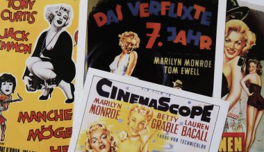 Viersen, Almanya - 9 Mayıs. 2024: 1950 'lerden Marilyn Monroe ile sinema posterleri koleksiyonu (merkeze odaklan)