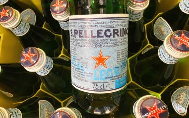 Viersen, Almanya - 9 Kasım. 2024: Alman mağazasında S. Pellgrino italyan maden suyu vakasının kapanması (şişe etiketi merkezine odaklanın)