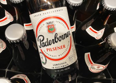 Viersen, Almanya - 9 Kasım. 2024: Almanya 'da Paderborner Pilsener bira sandığının kapanışı (şişe etiketi merkezine odaklan)