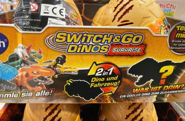 Viersen, Almanya - 9 Kasım. 2024: Alman mağazasının rafında Vtech Switch ve Go Dinos kutularının kapatılması (merkeze odaklan)
