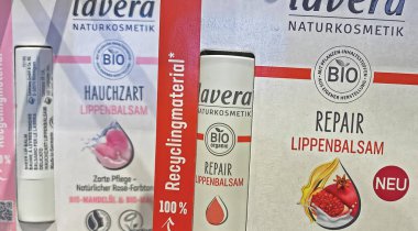 Viersen, Almanya - 8 Aralık. 2024: Alman mağazasında Lavera dudak nemlendiricisinin kapatılması (merkezi çubuğa odaklanın)