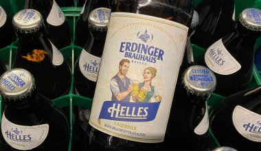 Viersen, Almanya - 8 Aralık. 2024: Almanya 'daki Bavyera Erdinger Brauhaus bira şişesinin kapatılması (etiketin merkezine odaklanın)