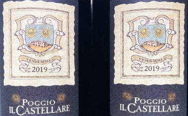 Viersen, Almanya - 8 Aralık. 2024: Alman mağazasında Poggio Il Castellare Rosso di Montalcino şarap şişelerine yakın çekim (sağ etiketin merkezine odaklanma))