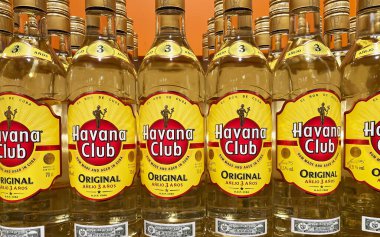 Viersen, Almanya - 8 Aralık. 2024: Alman dükkanında Küba Havana Club rom şişelerinin kapatılması (merkezi şişelere odaklanın)