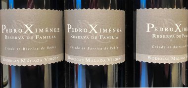 Viersen, Almanya - 9 Aralık. 2024: Alman dükkanında Pedro Ximenez marka kırmızı şarap şişelerinin kapatılması (merkeze odaklan)