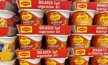 Viersen, Almanya - 9 Aralık. 2024: Almanya 'da Maggi mağazasının kapanışı 5 Minuten Terrine (merkeze odaklan)