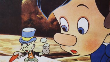 Viersen, Almanya - 9 Temmuz. 2024: Pinokhio Sinema Lobisi kartı detayları Jiminy Cricket ile 1940 'dan (karakterlere odaklan)