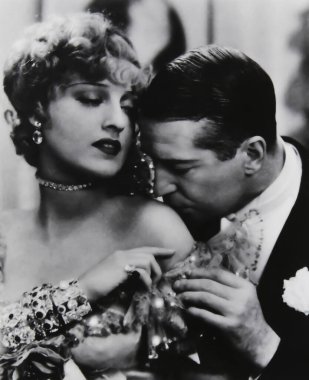 Viersen, Almanya - 9 Temmuz. 2024: Jeanette MacDonald ve Maurice Chevalier ile birlikte 1934 'ten kalma Neşeli Dul film lobisi kartı ayrıntıları)