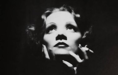 Viersen, Almanya - 9 Temmuz. 2024: Sanghai Express için sigara içen oyuncu Marlene Dietrich portresi (merkeze odaklan)