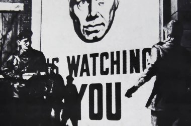 Viersen, Almanya - 9 Temmuz. 2024: 1984 film lobi kartı detayı Big Brother 1956 'dan beri reklam panonuzu izliyor (merkeze odaklan)