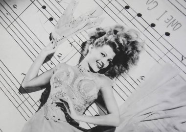 Viersen, Almanya - 9 Temmuz. 2024: Amerikan aktris Rita Hayworth 'un portresi 1944 tarihli müzikal film Kapak Kızı (merkeze odaklan)