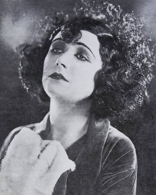 Viersen, Almanya - 9 Temmuz. 2024: Pola Negri 'nin 1910' lardaki sessiz film yıldızı Diva 'nın portresi (yüze odaklan)