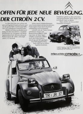 Viersen, Almanya - 9 Temmuz. 2024: 1980 'lerden kalma Citroen 2CV German dergisi araba reklamları (daha düşük otomobillere odaklan)