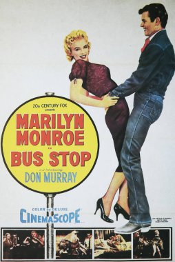 Viersen, Almanya - 9 Temmuz. 2024: Marilyn Monroe ve 1956 'dan Don Murray' in oynadığı otobüs durağı film posteri (sarı tabelanın merkezine odaklan)