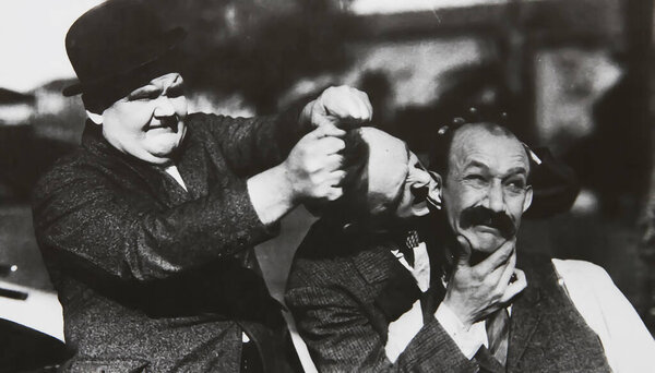 Офесен, Германия - 9 июля. 2024: Старое фото Стэна Лорела, Оливера Харди, Джеймса Финлейсона в фильме "Большой бизнес" 1929 года (фокус на центре)