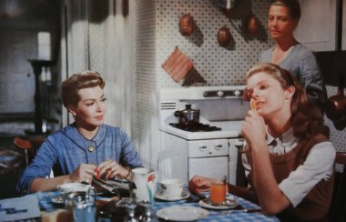 Viersen, Almanya - 9 Temmuz. 2024: Lana Turner, Diane Varsi, Peyton Place filminde Betty Field 'ın eski dergi fotoğrafı (sol kişiye odaklan)