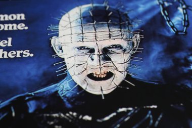 Viersen, Almanya - 9 Mayıs. 2024: Hellraiser korku filmi afişi 1987 yapımı Clive Barker 'dan (merkeze odaklan)