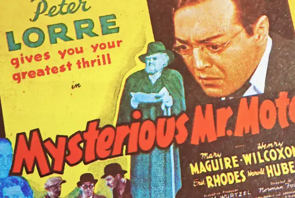 Viersen, Almanya - 9 Haziran. 2024: 1938 'den Peter Lorre ile birlikte gizemli Bay Moto film afişi ayrıntıları (kırmızı harflerin merkezine odaklan)