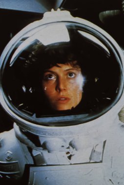 Viersen, Almanya - 9 Temmuz. 2024: Amerikan aktris Sigourney Weaver 'ın 1979' daki ALIEN filminde uzay giysisiyle çekilmiş eski bir dergi fotoğrafı)