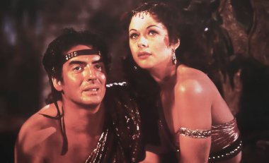 Viersen, Almanya - 8 Temmuz. 2024: Samson 'da Hedy Lamarr ve Victor Mature' un eski dergi fotoğrafı ve 1949 yılındaki Delilah İncilsel drama filmi (yüzlere odaklan)
