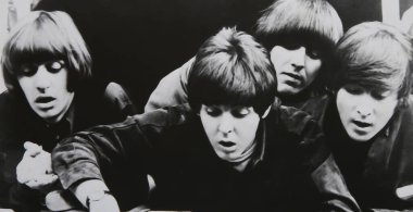 Viersen, Almanya - 8 Temmuz. 2024: The Beatles 'ın eski dergi fotoğrafı 1965' te pencereden dışarı sarkmıştır (merkezi kişiye odaklan)