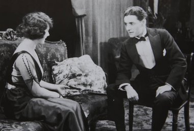 Viersen, Almanya - 2 Haziran. 2024: Alma Taylor ve Ronald Colman 'ın 1920' de Anna the Adventuress 'de çekilmiş eski dergi fotoğrafı ()
