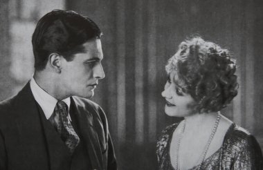 Viersen, Almanya - 2 Haziran. 2024: 1927 'den beri Ivor Novello ve Isabel Jeans' in İngiliz sessiz dramasında çekilmiş eski dergi fotoğrafı)