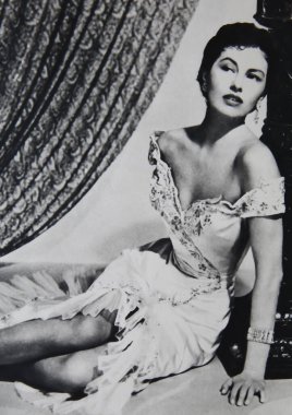 Viersen, Almanya - 2 Haziran. 2024: Amerikan aktris Cyd Charisse 'nin 1950' lerdeki eski dergi fotoğrafı (yüze odaklan)