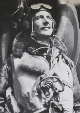 Viersen, Almanya - 2 Haziran. 2024: Michael Redgrave 'in 1945' te Yıldızlara Giden Yol 'da pilot olarak çekilmiş eski bir dergi fotoğrafı (yüze odaklan)