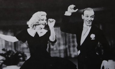 Viersen, Almanya - 2 Haziran. 2024: Fred Astaire 'in Swing Time' da Ginger Rogers ile dans edip şarkı söylediği eski bir dergi fotoğrafı)