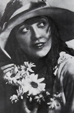 Viersen, Almanya - 2 Haziran. 2024: Amerikan sessiz film yıldızı Mabel Normand 'ın eski dergi fotoğrafı (yüze odaklan)