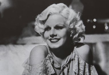 Viersen, Almanya - 2 Haziran. 2024: Jean Harlow 'un 1933' ten kalma Bomba 'daki eski dergi fotoğrafı (yüze odaklan)