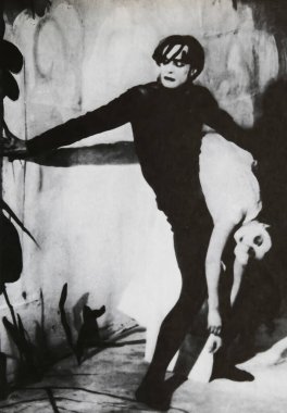 Viersen, Almanya - 2 Haziran. 2024: Dr. Caligari Alman korku filminde Alman aktör Conrad Veidt 'in 1920' den kalma katil uyurgezer olarak yer aldığı eski bir dergi fotoğrafı)
