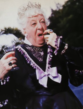 Viersen, Almanya - 3 Mart. 2024: İngiliz aktris Margaret Rutherford 'un 1963' te The Mouse On The Moon 'daki eski dergi fotoğrafı)