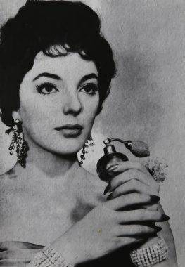 Viersen, Almanya - 3 Mart. 2024: Amerikalı aktris Joan Collins 'in 1950' lerden kalma parfüm yayıcılı eski bir dergi fotoğrafı (yüze odaklan)