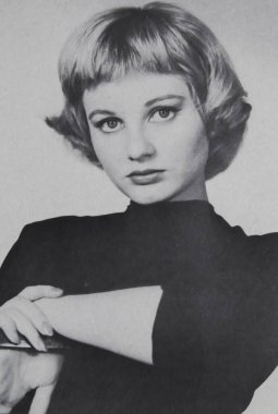 Viersen, Almanya - 3 Mart. 2024: İngiliz aktris Jill Ireland 'ın 1950' lerden kalma eski bir dergi fotoğrafı (yüze odaklan)
