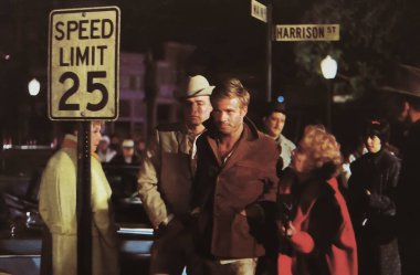 Viersen, Almanya - 3 Mart. 2024: Robert Redford 'un 1966' da The Chase 'de polis memuru Marlon Brando tarafından tutuklanan eski dergi fotoğrafı (merkezi kişiye odaklan)