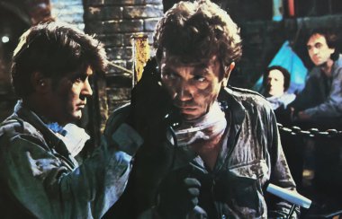 Viersen, Almanya - 3 Mart. 2024: Albert Finney ve Martin Sheen 'in 1981' de Loophole 'da çekilmiş eski dergi fotoğrafı (merkezi kişiye odaklan)