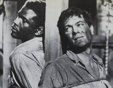 Viersen, Almanya - 3 Mart. 2024: Sidney Poitier ve Tony Curtis 'in Defiant Ones' daki eski dergi fotoğrafı (doğru kişiye odaklan)
