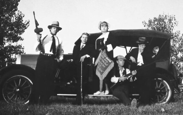 Офесен, Германия - 3 марта. 2024: Старое фото кинопрессы Bloody Mama 1970 года (акцент на центральных лицах)