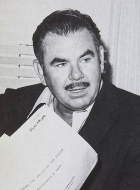 Viersen, Almanya - 3 Haziran. 2024: Film yönetmeni Russ Meyer 'in 1969' daki eski dergi fotoğrafı (yüze odaklan)